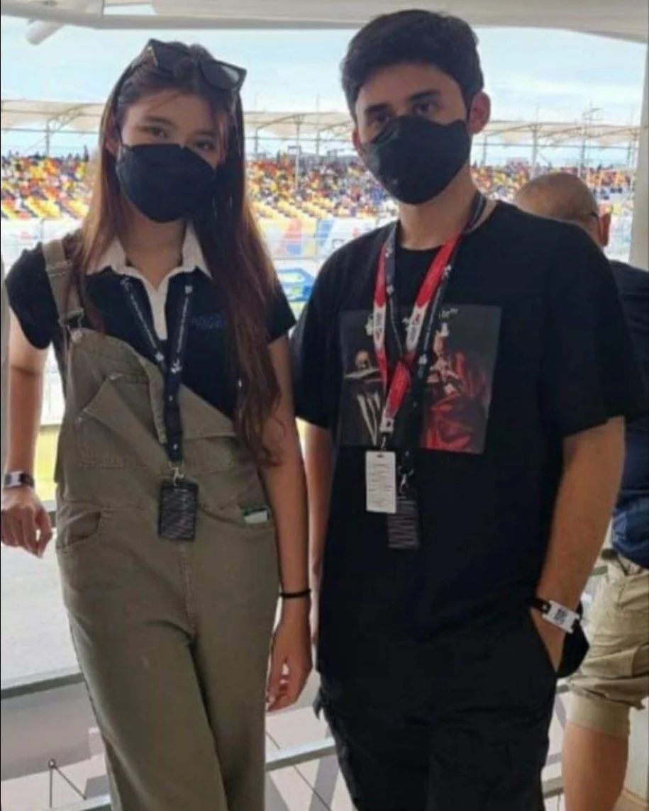Tiara Andini dan Alshad Ahmad kompak mengenakan masker hitam saat nonton langsung MotoGP di Sirkuit Mandalika.