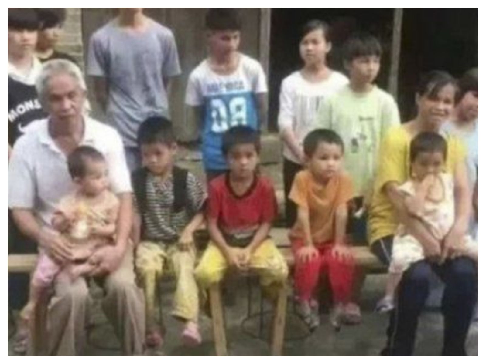 Liang Er (77) bersama 15 anaknya.