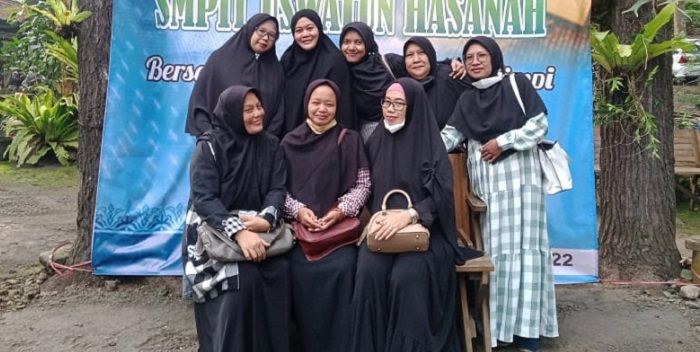 Sebagian orangtua siswa berfoto saat mengikuti kegiatan Qur'an Family Day di Situ Mustika Kota Banjar, Sabtu 19 Maret 2022.*
