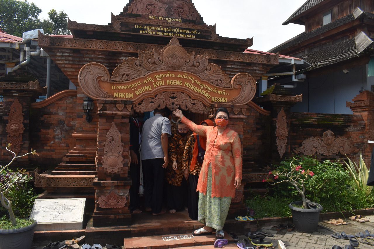 GKR Koes Moertiyah Wandansari akrab di sapa Gusti Moeng saat berada di pintu masuk makam makam Kyai Ageng Hasan Besari