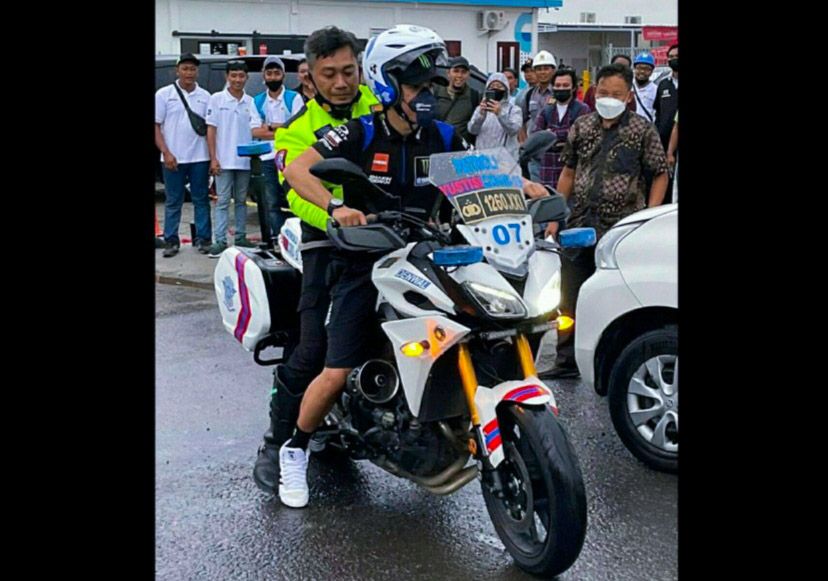 Momen dimana Franco Morbidella meminjam motor Polisi 