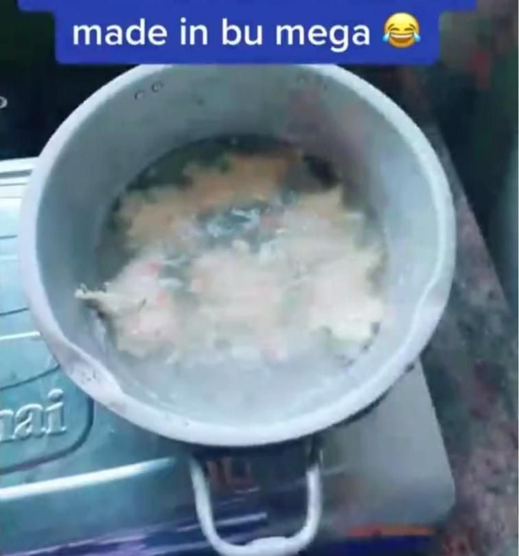 Netizen memasak bakwan tanpa minyak goreng dengan cara direbus.