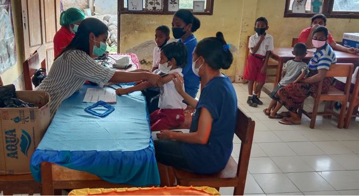 Petugas Medis tengah memberikan vaksinasi kepada anak-anak SDK Riit, Sikka.