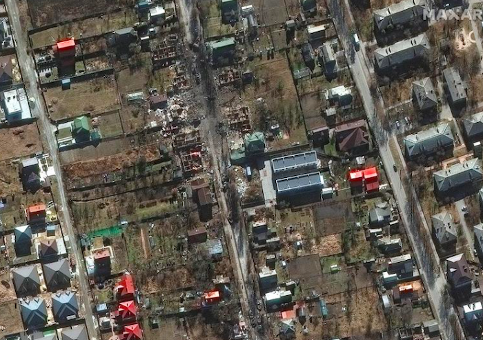 Gambar satelit menunjukkan kendaraan militer yang hancur di daerah perumahan dan rumah yang hancur di Jalan Vokzalna, di Bucha, Ukraina, 28 Februari 2022. 