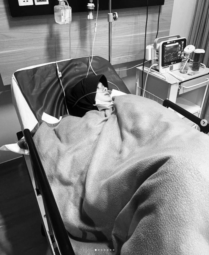 Dinda Hauw terbaring lemah di ranjang pasien setelah alami keguguran kandungan anak kembar di rahim, Selasa malam 22 Maret 2022
