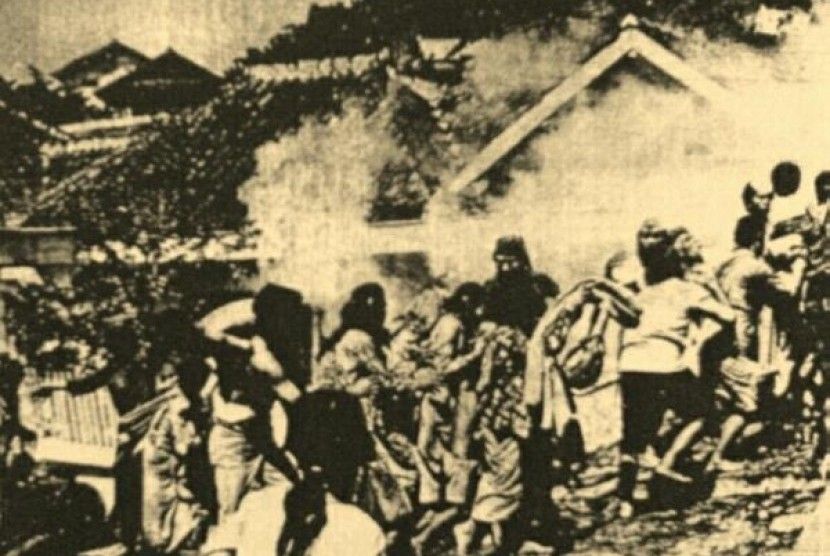 Rakyat mengungsi dan membungihanguskan  Bandung dalam peristiwa Bandung Lautan Api.