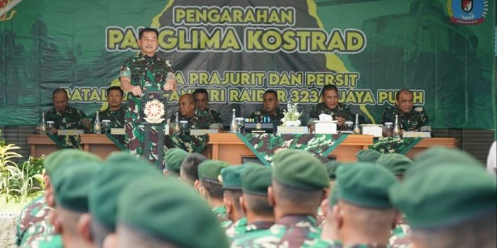 Panglima Kostrad Letjen TNI Maruli Simanjuntak saat kunjungan kerja di Markas Batalyon Infanteri (Yonif) Raider 323/13/1 Kostrad, Kota Banjar, Rabu 23 Maret 2022.*