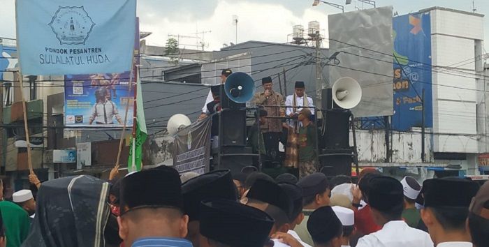 Santri dan ulama dari pondok pesantren se-Priangan Timur melakukan aksi bersama di depan Masjid Agung Kota Tasikmalaya, Jalan HZ Mustofa, Rabu 23 Maret 2022.*