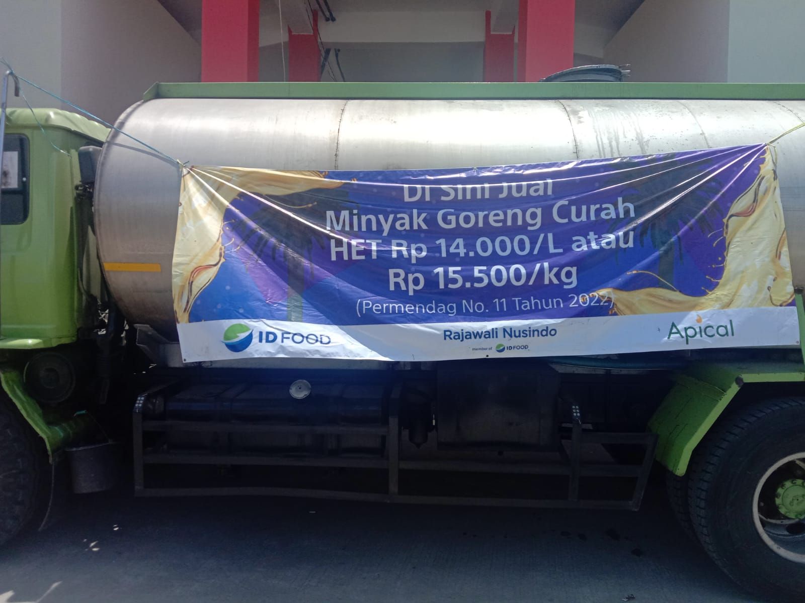 Distributor minyak goreng curah di Pasar Sehat Soreang, Kabupaten Bandung pada Kamis, 24 Maret 2022.