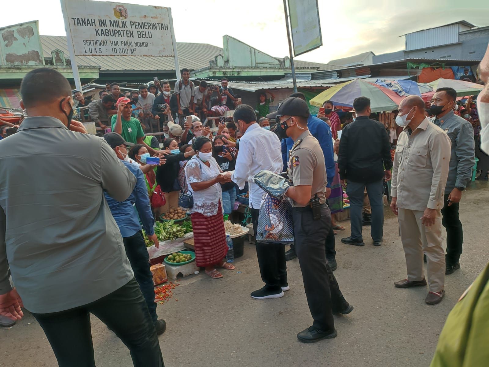 Jokowi saat disambut di warga di Pasar Tradisional Kota Atambua