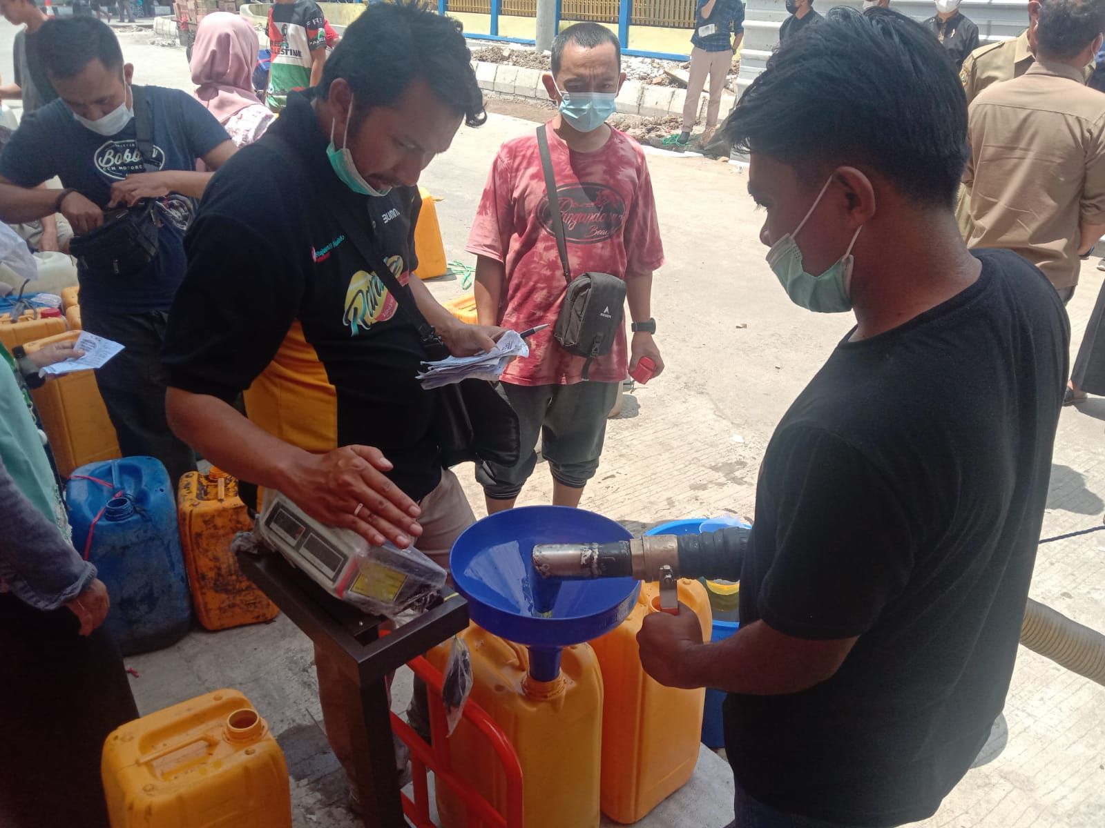 Stok minyak goreng curah di Pasar Sehat Soreang, Kabupaten Bandung pada Kamis, 24 Maret 2022.