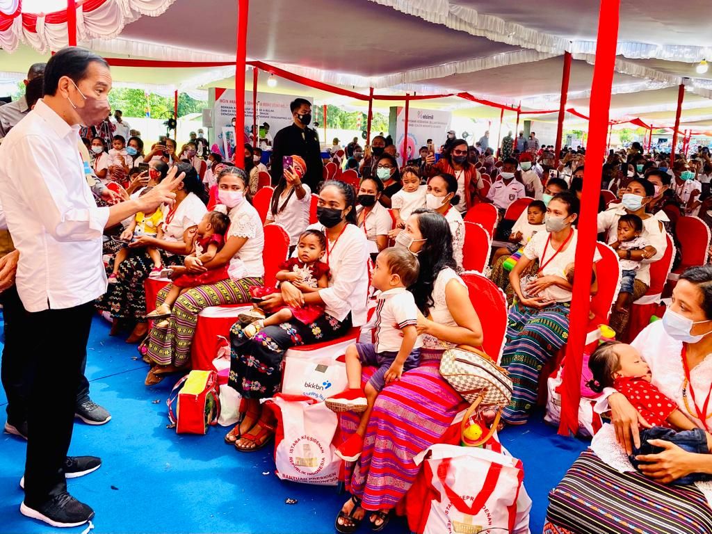 Presiden Jokowi saat meninjau program percepatan penurunan stunting di Desa Kesetnana, Kabupaten Timor Tengah Selatan (TTS), Nusa Tenggara Timur (NTT), Kamis, 24 Maret 2022.  (BKKBN)