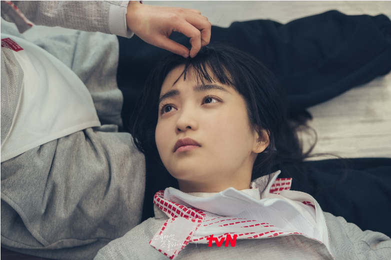 Naa Hee Do berbaring di pangkuan Go Yu Rim saat mereka terlibat percakapan serius