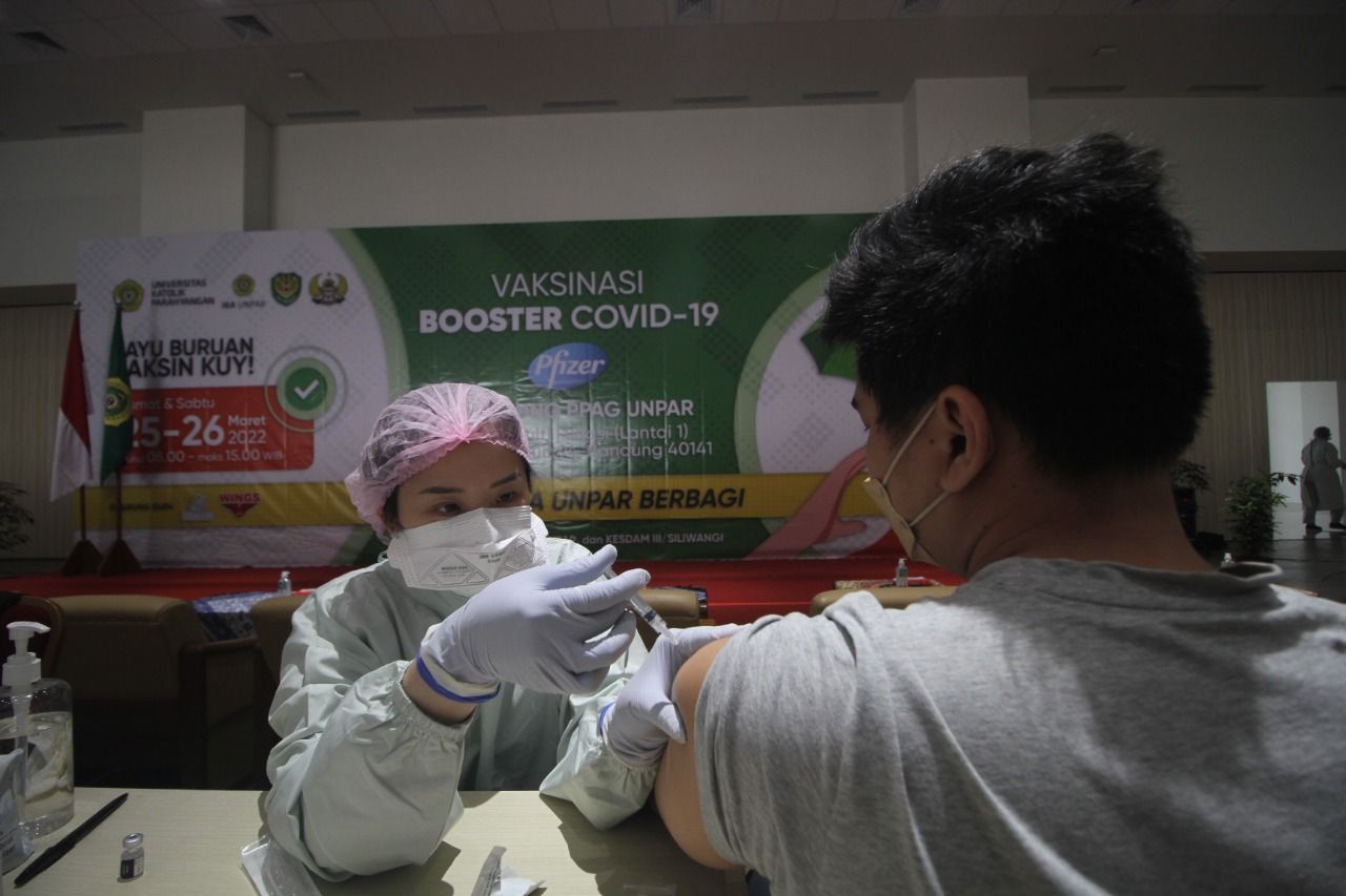 Salah seorang warga mengikuti vaksinasi booster yang digelar  Unpar dan IKA Unpar, Jumat, 25 Maret 2022./Darma Legi/Galamedia