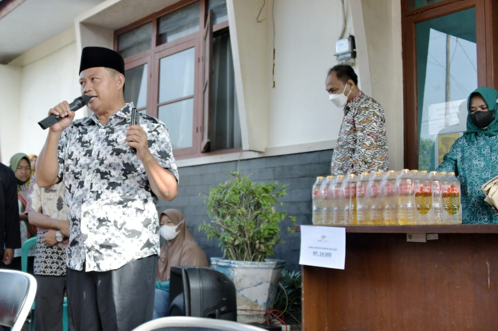 Wakil Gubernur Jawa Barat Uu Ruzhanul Ulum ketika mengadakan operasi pasar di Manonjaya, Tasikmalaya, Kamis 24 Maret 2022.