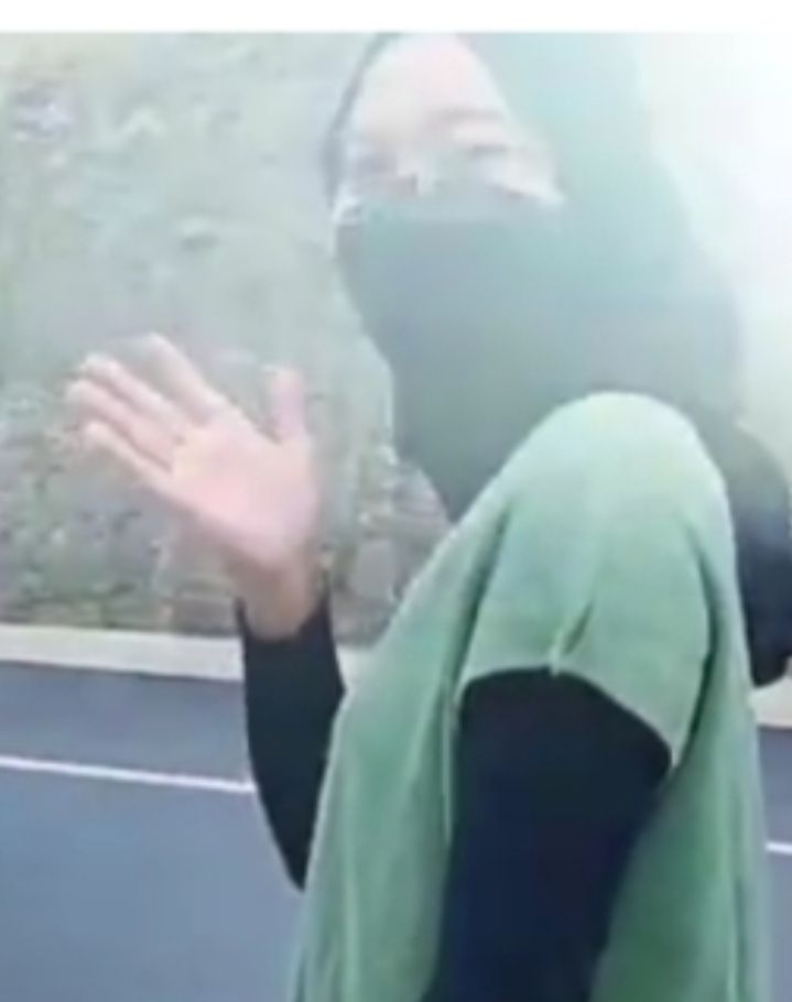 Lambaian tangan Iska Nurrohmah dalam video di Facebook 