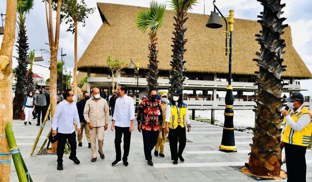 Presiden Joko Widodo saat meninjau hasil penataan Kota Kupang, Nusa Tenggara Timur, Kamis 24 Maret 2022. 