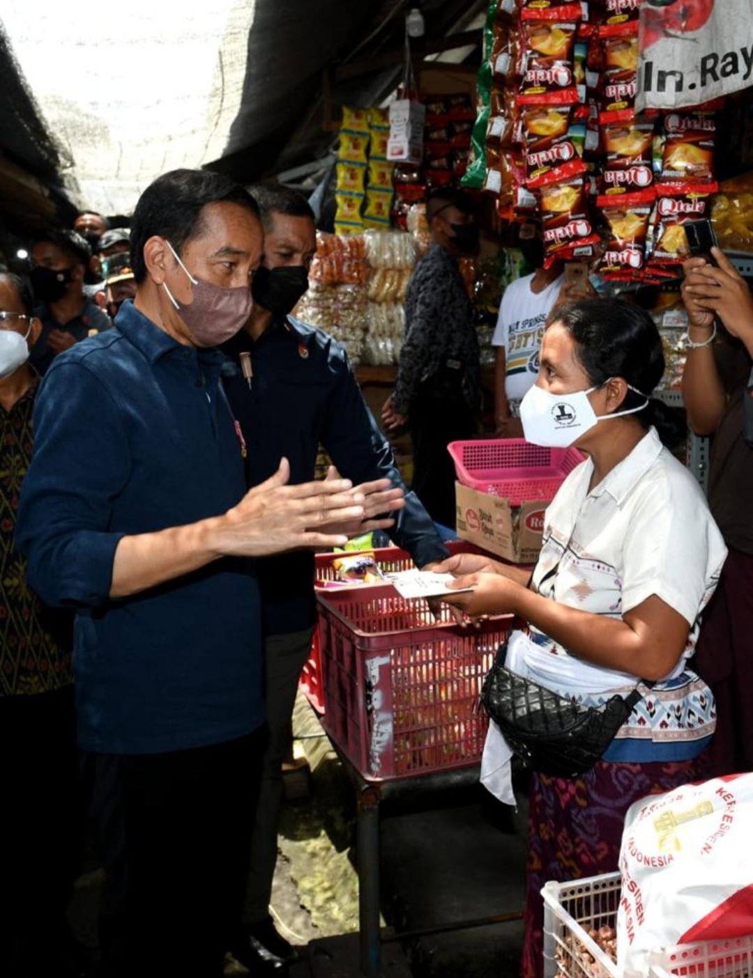 Presiden Jokowi bagikan BLT Kepada Pedagang Kaki Lima