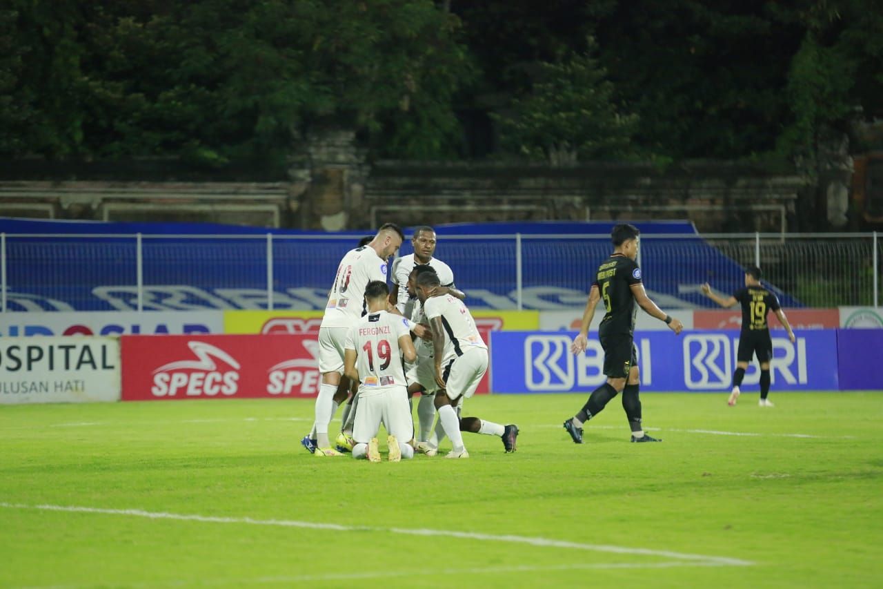 Para pemain Persipura rayakan gol perdana yang dicetak oleh Ferinando Pahabol ketika tim Mutiara Hitam taklukan PSIS Semarang 4-0 , Kamis 24 Maret 2022 di Stadion Ngurah Rai, Bali