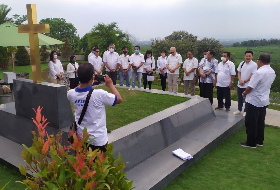 Para pengurus Kadin Solo tengah ziarah ke makam wakil mantan wakil ketua Kadin Solo Priyo Hadisusanto di Delingan Karanganyar, Jumat (25/3/2022).