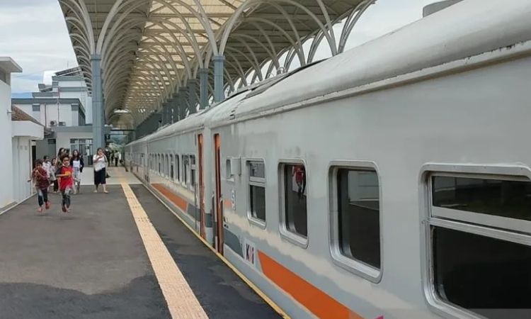 Suasana Stasiun Garut pada hari pertama beroperasi.