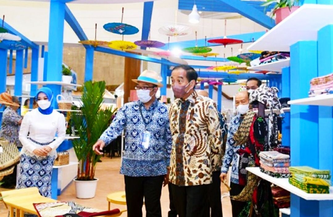 Ridwan Kamil bersama Jokowi saat meninjau paviliun Jabar di ajang Inacraft 2022. GNIJ sebut Ridwan Kamil bisa membawa Indonesia juara.