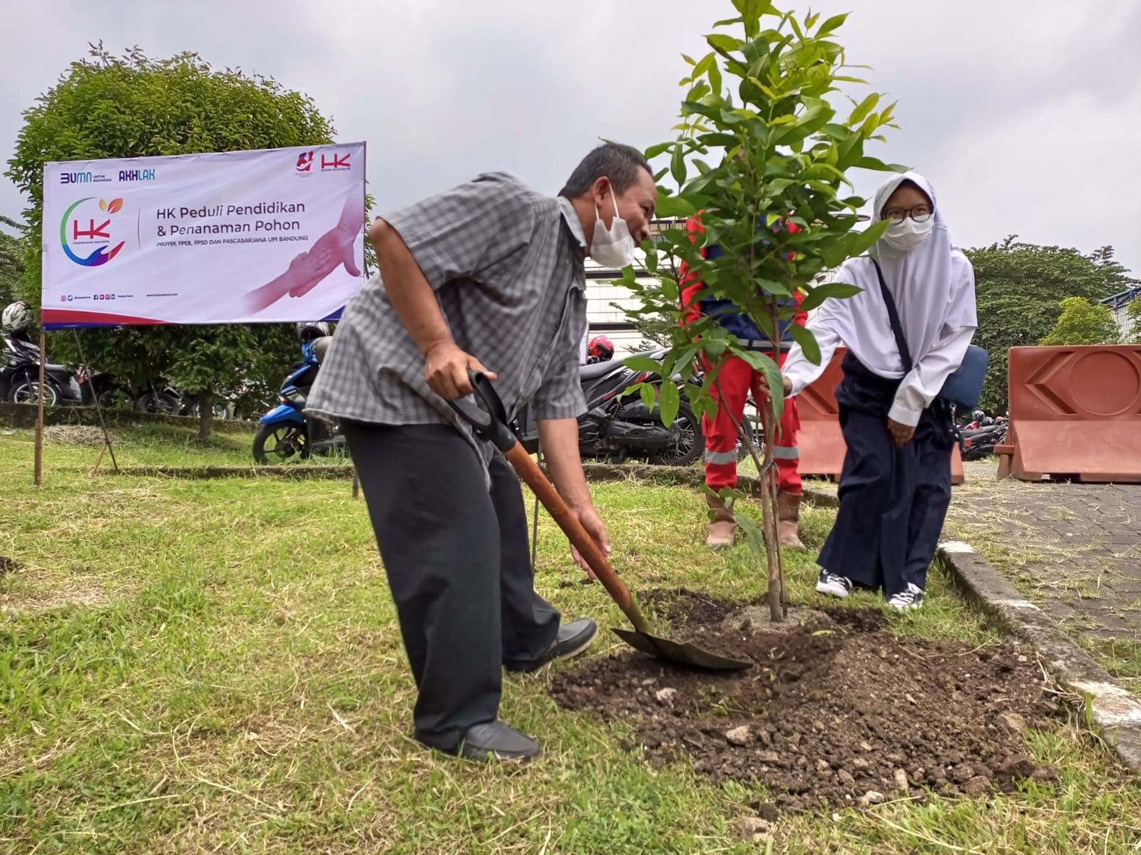 Hutama Karya ajak masyarakat tanam pohon di Bandung, Sabtu 26 Maret 2022.