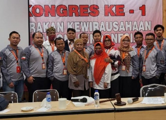 Ketua Umum GKN Indonesia yang baru kembali terpilih Awang Dodi Kardeli (kanan depan) berpose bersama pengurus di Kalimantan Selatan.