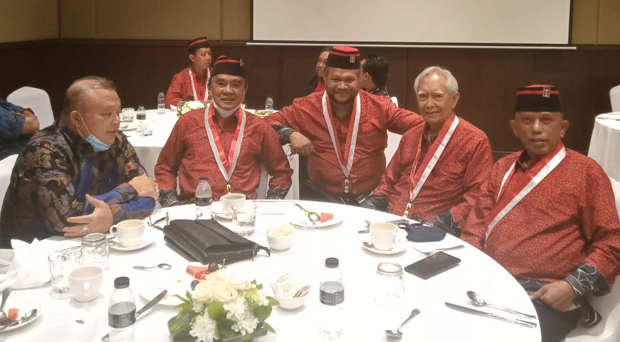 (kiri ke kanan) Hermawi Taslim, Siswono Yudohusodo, alumni GMNI asal Papua, Guntur Sukarno Putra dan Riad Oscar Chalik. 