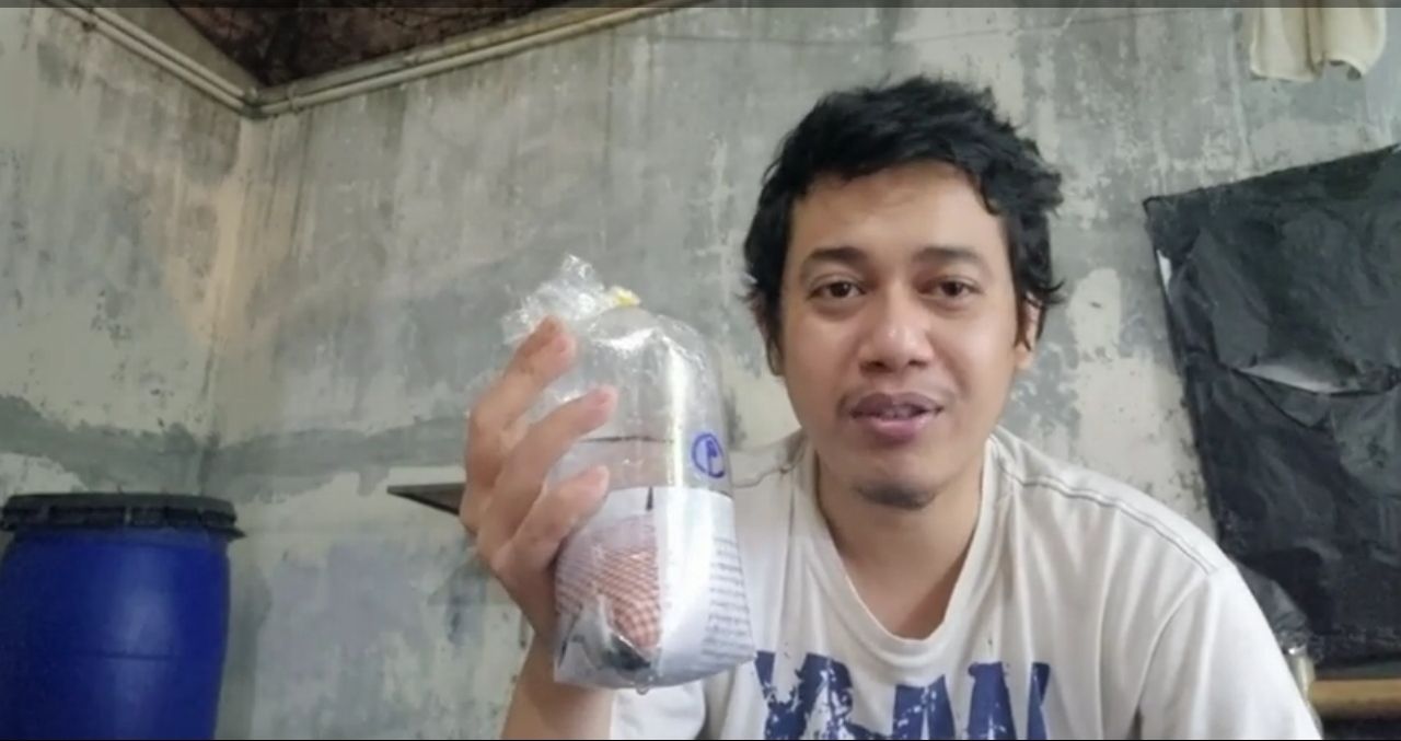 Peter Jaya, seller ikan Louhan Kamfa saat membuat konten YouTube 