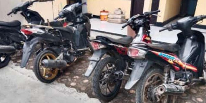 Polisi mengamankan empat unit sepeda motor hasil curian dari salah satu rumah di Dusun Wonoharjo RT 02 RW 02 Desa Wonoharjo Kecamatan Pangandaran, Kabupaten Pangandaran, Minggu 27 Maret 2022.*