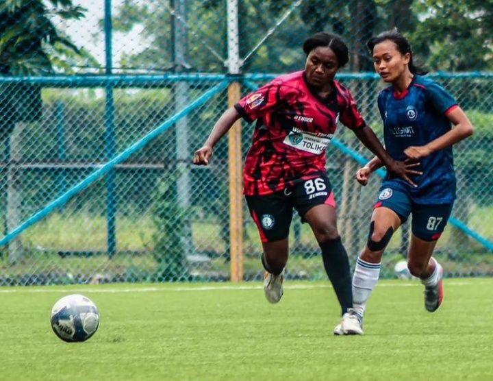 Pemain galanita Persitoli Tolikara Barbalina Salampessy berduel dengan pemain Arema Putri ( Piala Pertiwi )