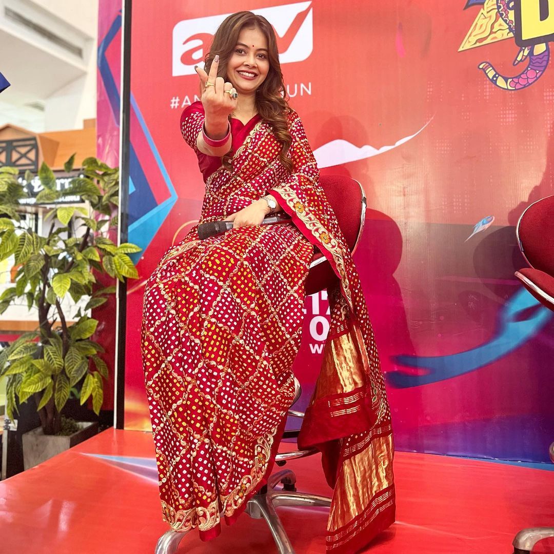 Devoleena Bhattacharjee nampak anggun mengenakan pakaian saree khas India.