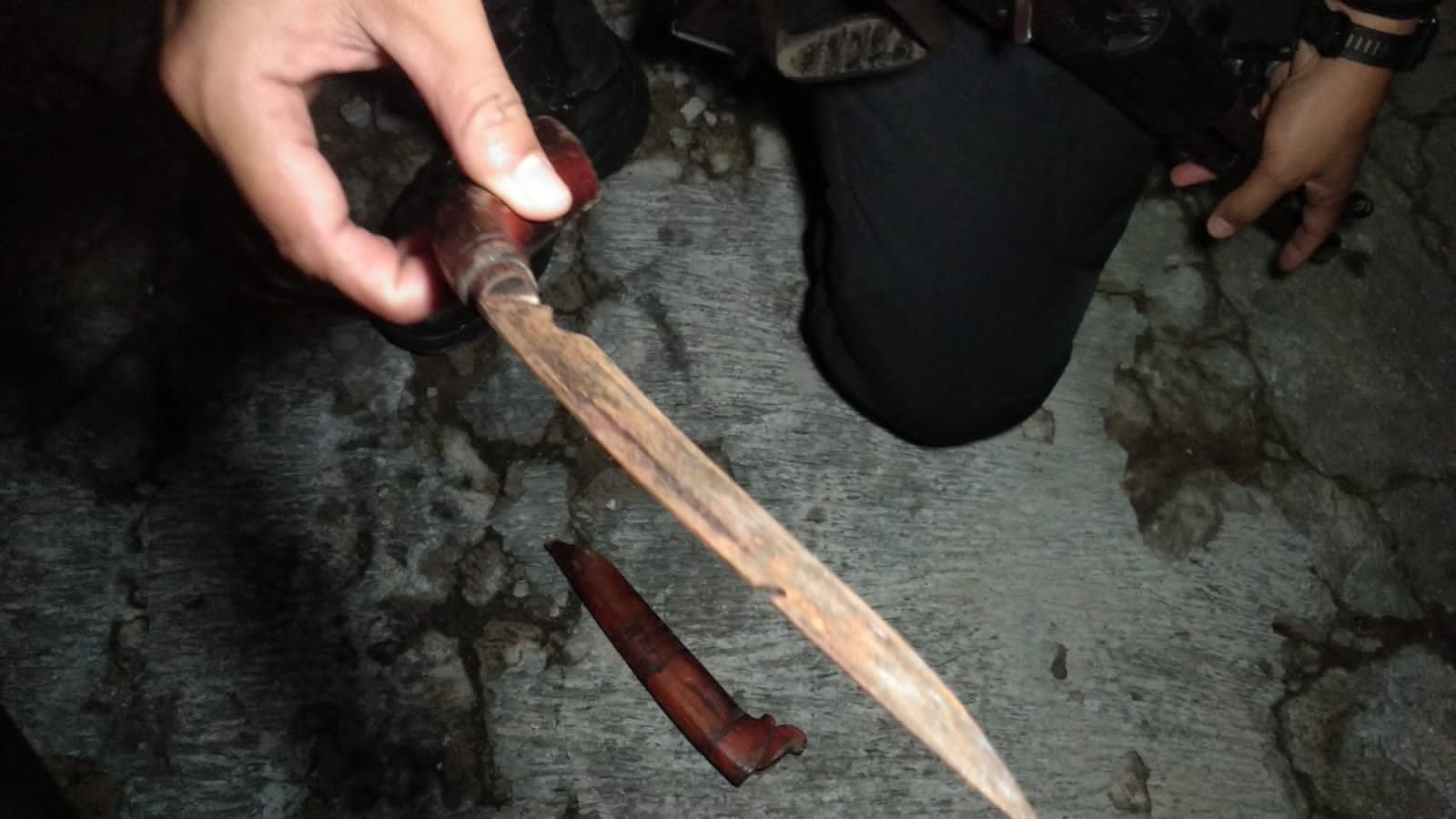 Senjata tajam jenis badik yang ditemukan polisi dari empat pemuda di Kota Tasikmalaya.*