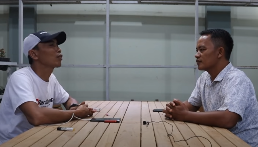 Heri Susanto (kiri) diwawancara Yahya Mohammed soal keberadaan banpol yang ditunjukan saksi Danu, pada kasus pembunuhan di Jalancagak, Subang.