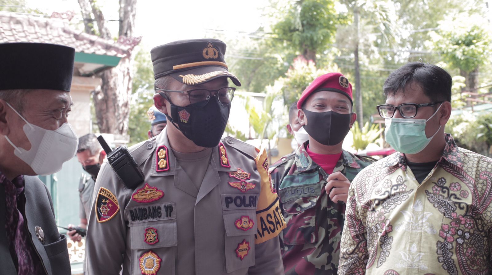 Kapolresta Denpasar AKBP Bambang Yugo Pamungkas (tengah) saat memantau jalannya vaksinasi.