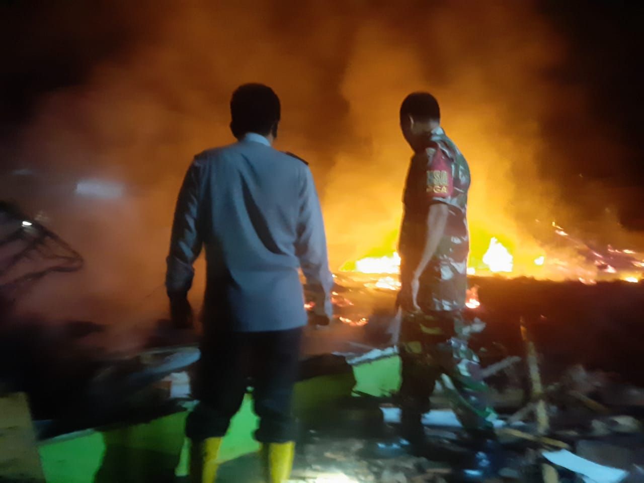 Rumah warga di Kampung Pasantren, Kecamatan Sukaresik, Kabupaten Tasikmalaya ludes terbakar, Senin 18 Maret 2022 malam.*