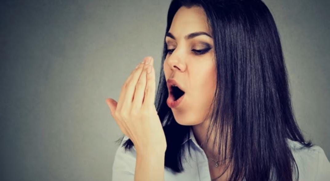 Ilustrasi bau mulut, Apakah Anda Bau Mulut Ketika Menjalan Puasa di Bulan Ramadhan? Cobalah 3 Cara Ini Untuk Menghilangkannya