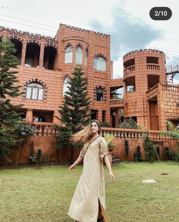 Tasya berpose dengan latar belakang rumah sang Ibunda/ instagram @tasyafarasya