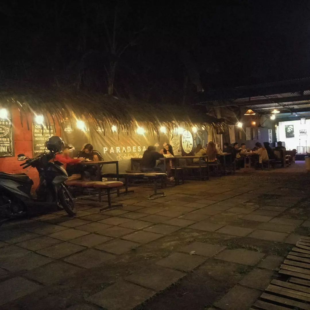 Para pengunjung yang sedang menikmati malam bersama teman  di salah satu sisi Warkop Paradesa.