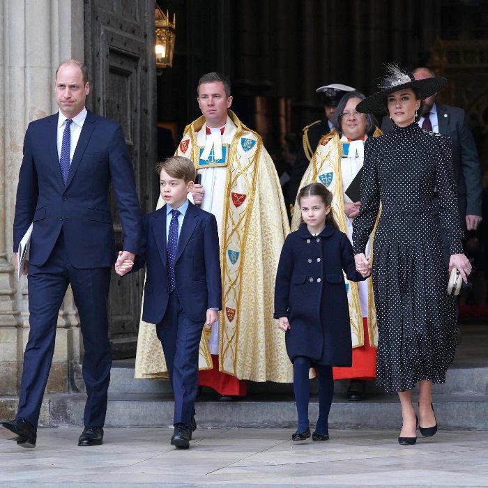Lucunya Ekspresi Putri Charlotte di Memorial Service Pangeran Philip, Tersipu Disorot Kamera.//Olah foto Twitter @KansingtonRoyal