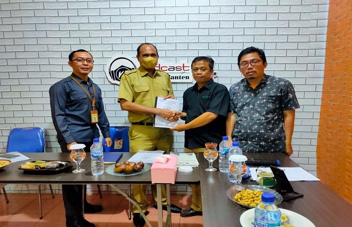 Ketua Koperasi Karyawan Kabar Banten Yono Suryono menyerahkan LPj Pengurus Koperasi Karyawan Kabar Banten Tahun Buku 2021.