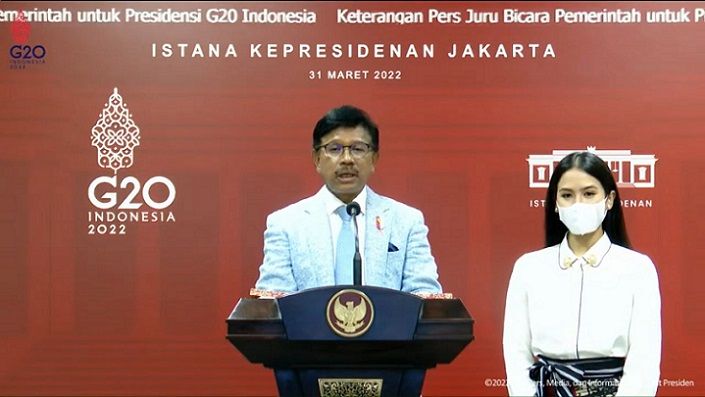 Menkominfo Johnny G. Plate (kanan) mengumumgkan aktris Maudy Ayunda (kiri) sebagai Juru Bicara Presidensi G20 Indonesia, di Istana Presiden, Jakarta, Kamis (31/3/2022).