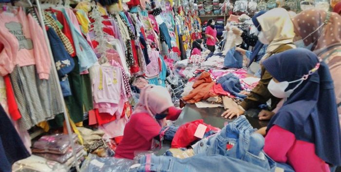 Pada H-2 Ramadan 1443 H, Kamis 31 Maret 2022, warga berjubel di salah satu tempat penjualan busana muslim di Kompleks Pasar Cikurubuk Mangkubumi Kota Tasikmalaya.*