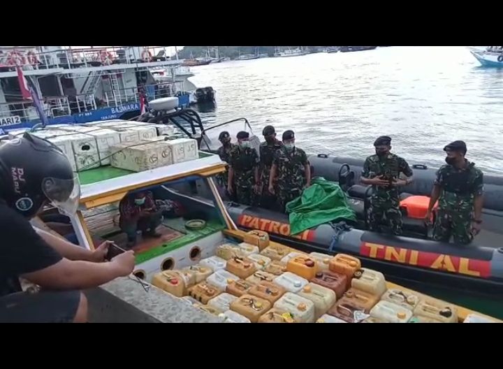 TNI AL Amankan Minyak Tanah Ilegal di Perairan Labuan Bajo