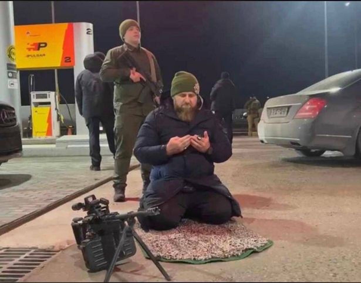 Ramzan Kadyrov menyiratkan foto ini diambil di Ukraina tetapi pompa bensin terletak di Rusia./  