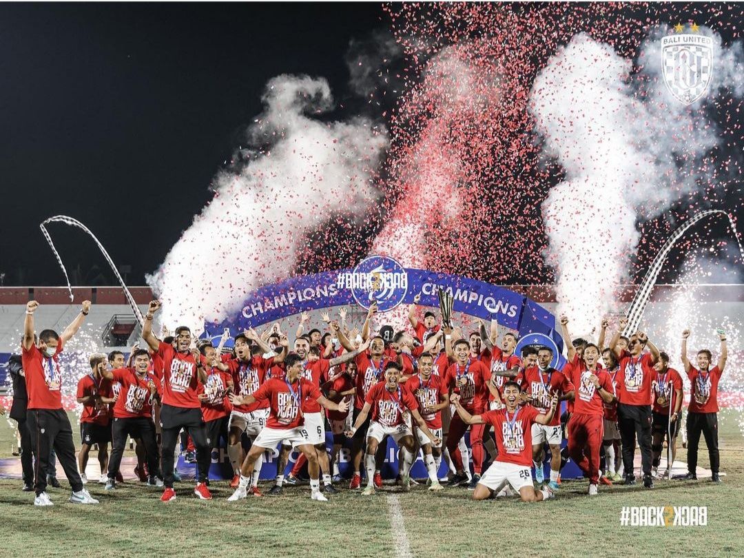 Suasana perayaan juara oleh Bali United serta penyerahan Piala BRI Liga 1 2021/2022, musim depan targetkan jadi Hattrick 