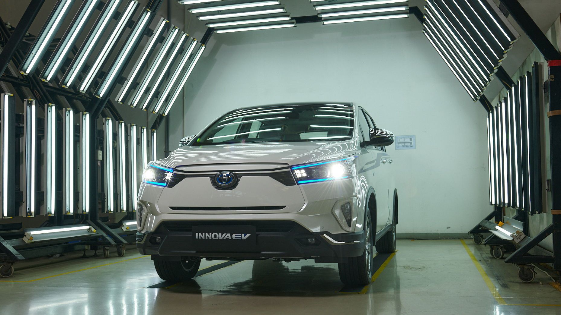 Kijang Innova EV Concept sepenuhnya menggunakan tenaga listrik sebagai penggerak.