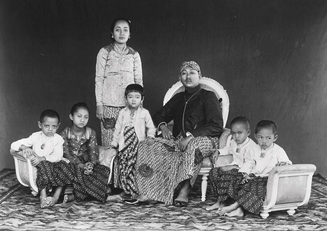 KGPAA Mangkunegara VII bersama Keluarga