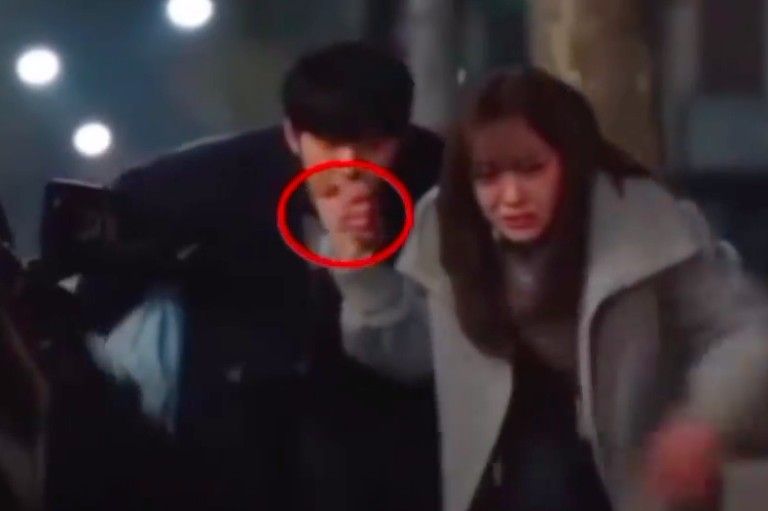 Ahn Hyo Seop Curi Kesempatan Cium Tangan Kim Sejeong Saat Adegan Bersembunyi di Episode 10 Business Proposal, Jatuh Cinta?